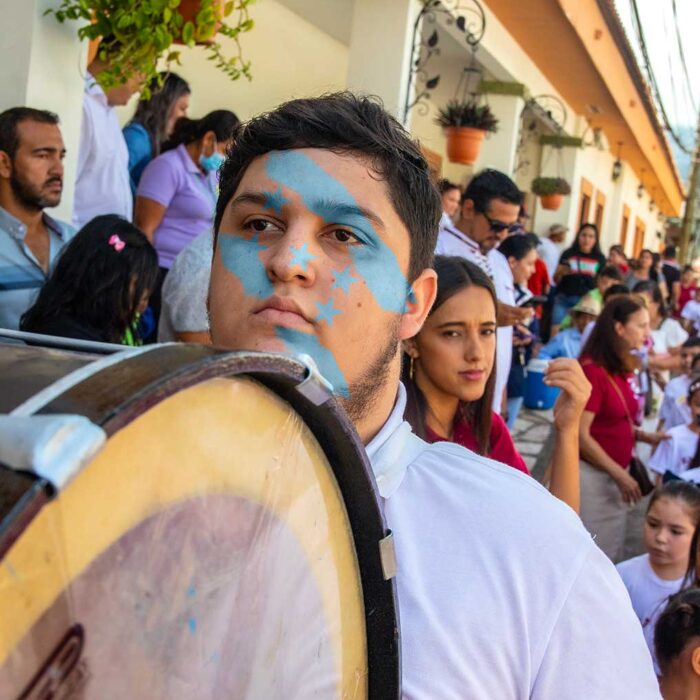This image is not public domain/esta imagen no es de dominio publico.